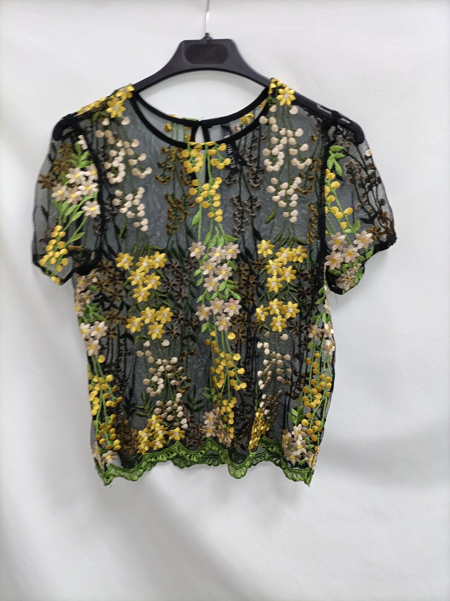 ELLIE WHITE. Top negro bordado T.s