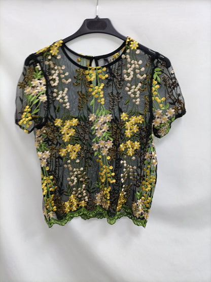 ELLIE WHITE. Top negro bordado T.s