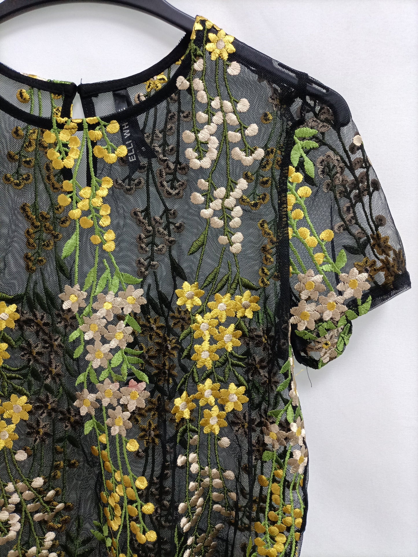 ELLIE WHITE. Top negro bordado T.s