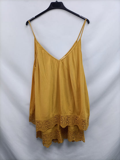 H&M. Mono encaje mostaza T.40