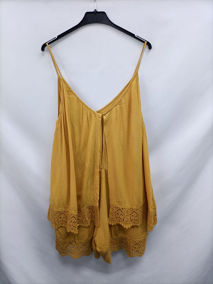 H&M. Mono encaje mostaza T.40