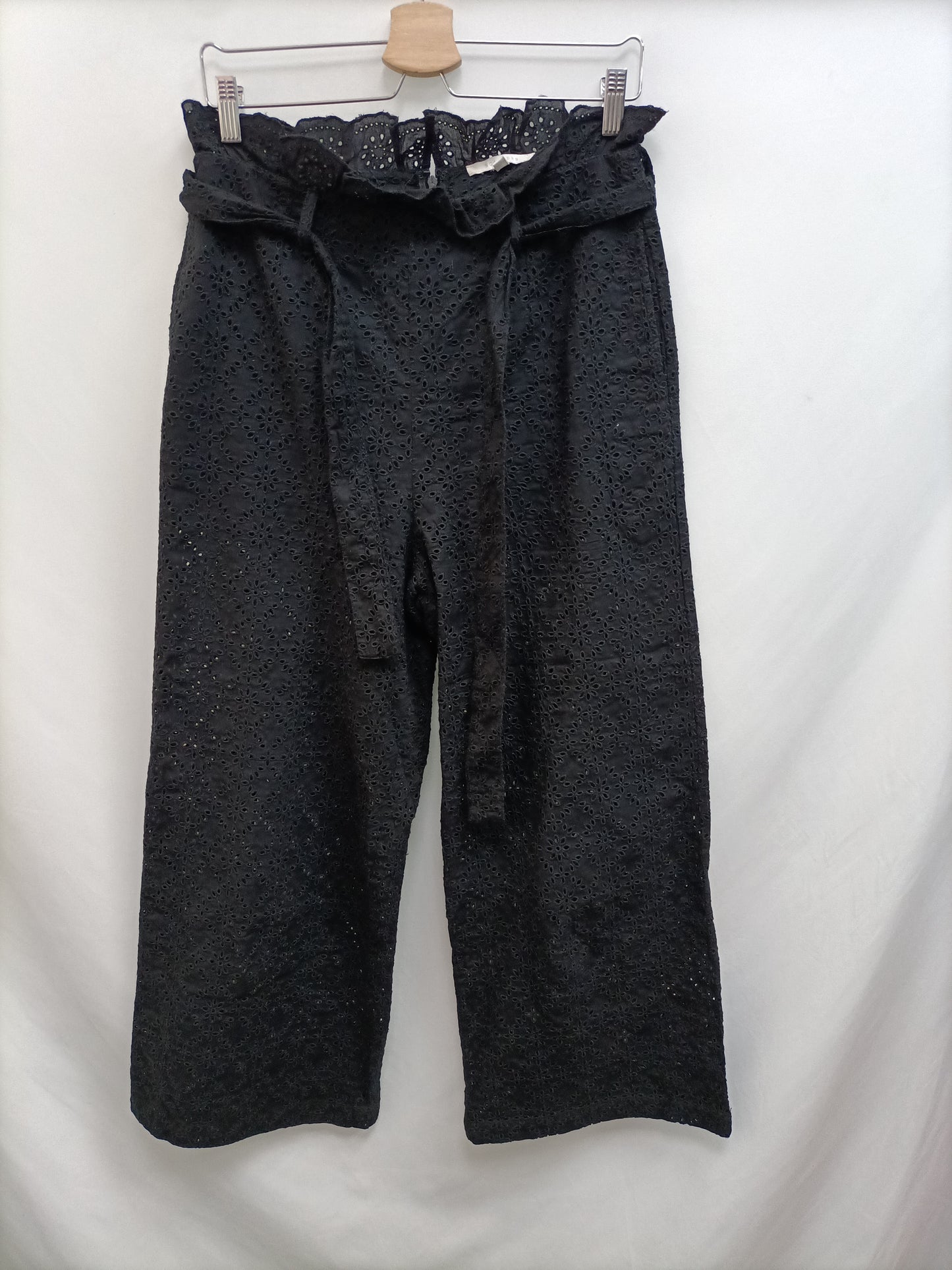 SCALPERS. Pantalón negro troquelado T.s