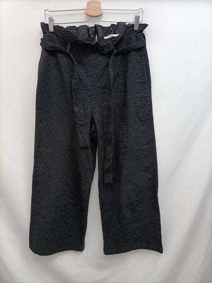 SCALPERS. Pantalón negro troquelado T.s