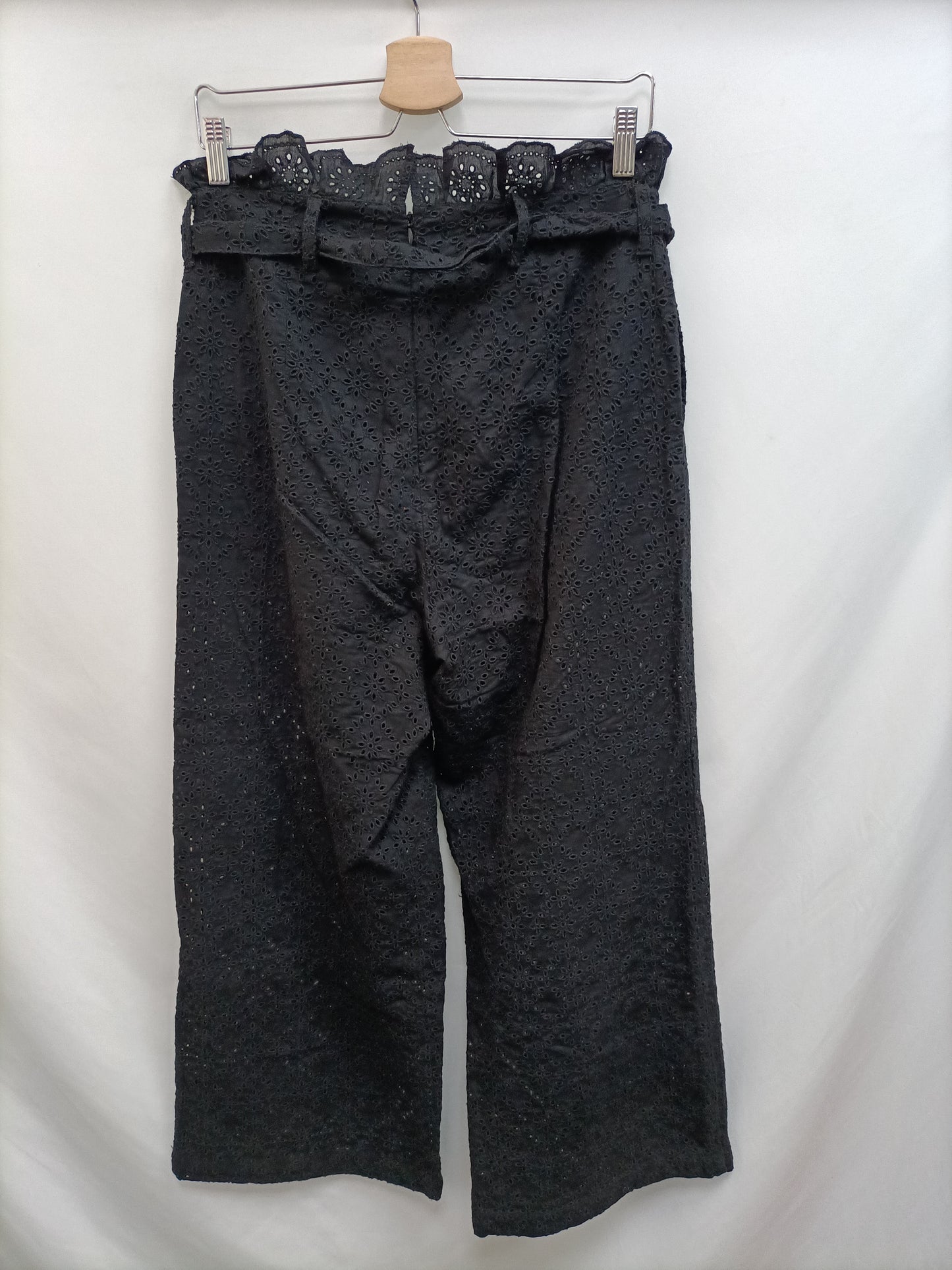 SCALPERS. Pantalón negro troquelado T.s