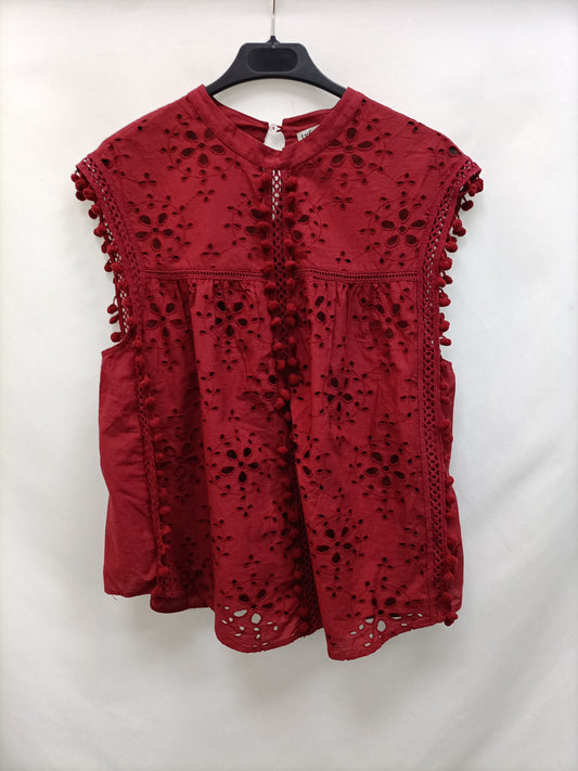 ZARA. Top  burdeos troquelado T.m