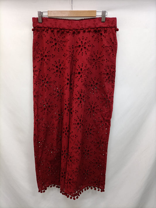 ZARA. Pantalón  burdeos troquelado T.l