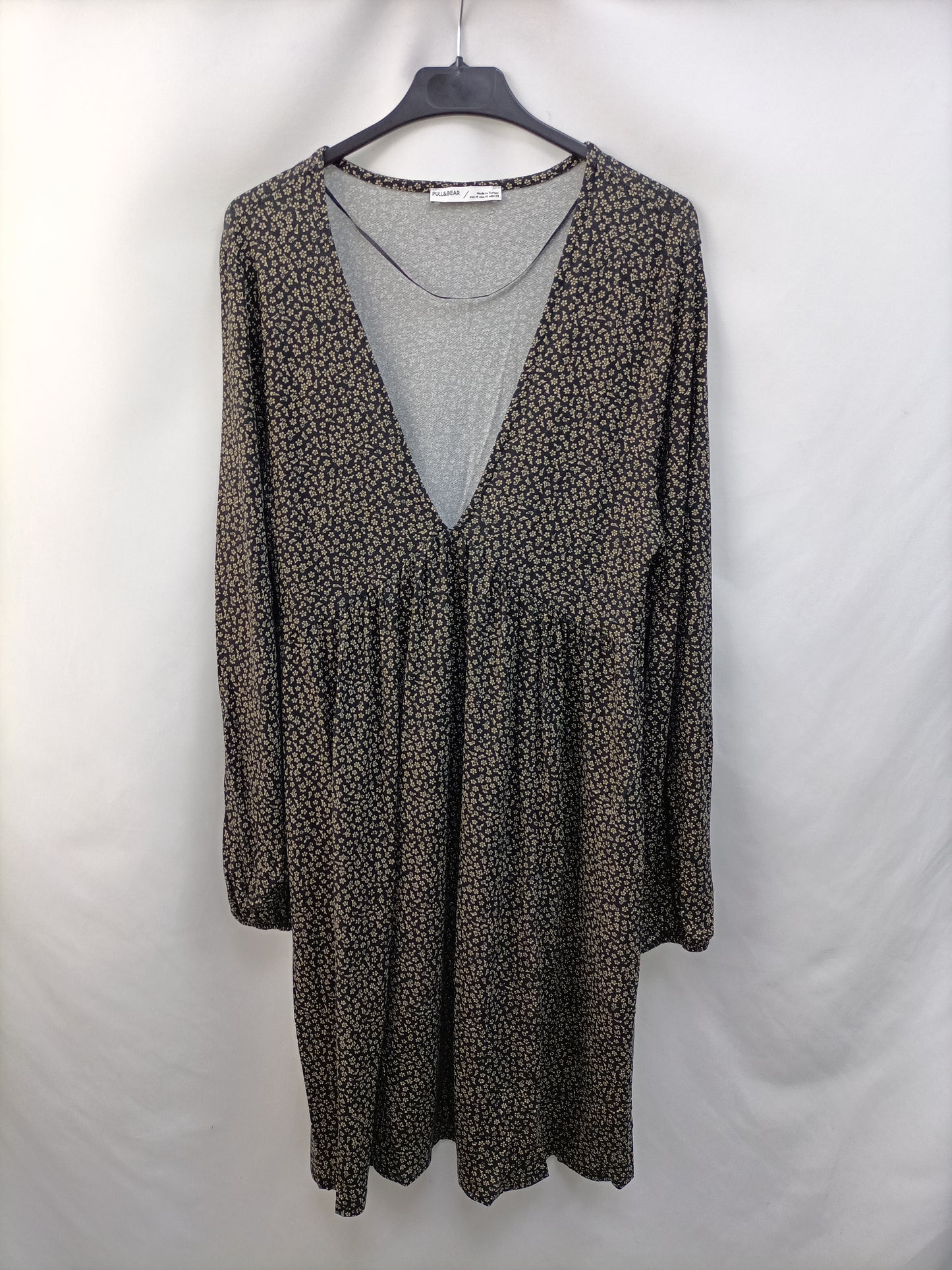 PULL&BEAR. Vestido negro flores T.m