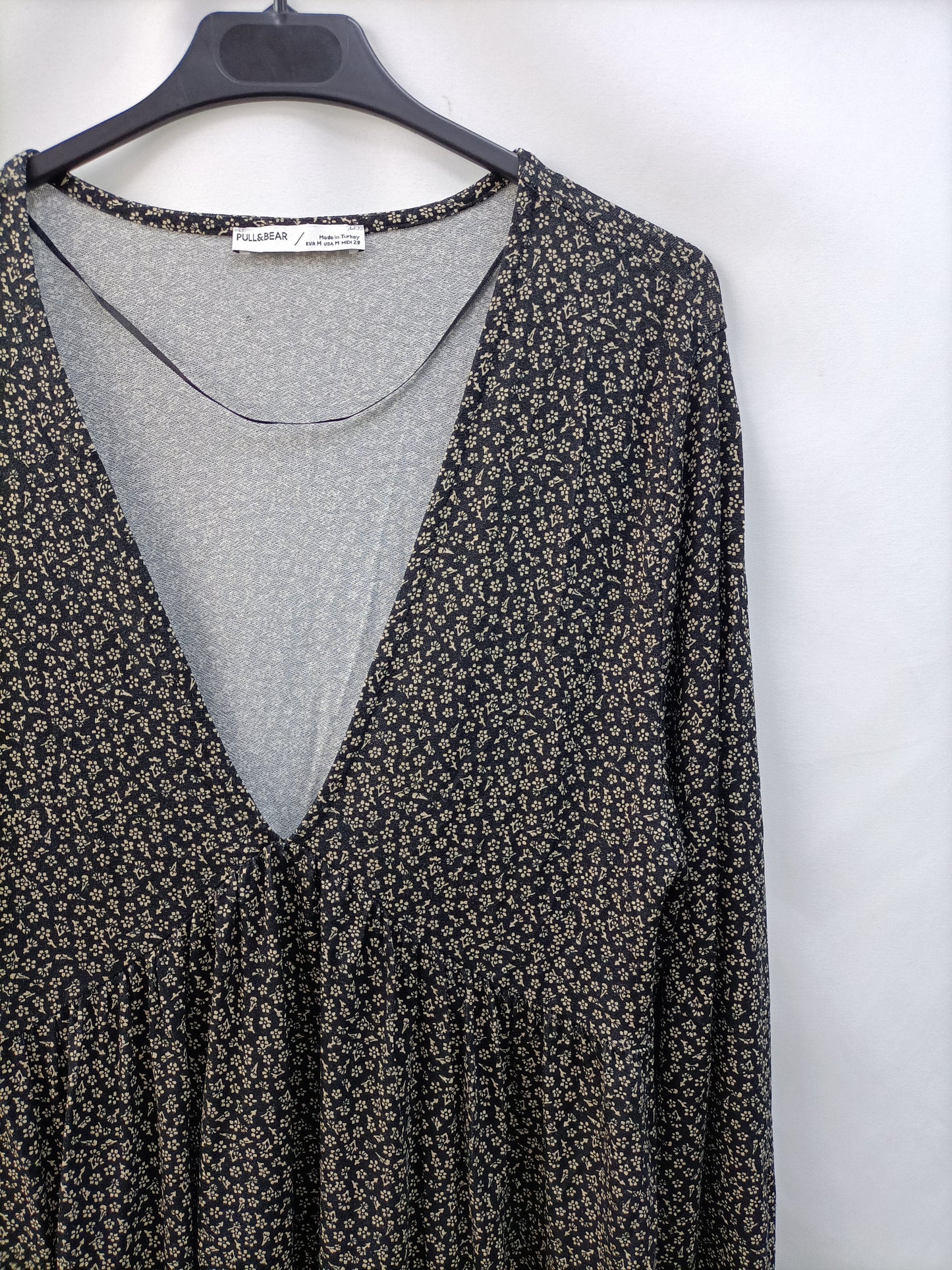 PULL&BEAR. Vestido negro flores T.m