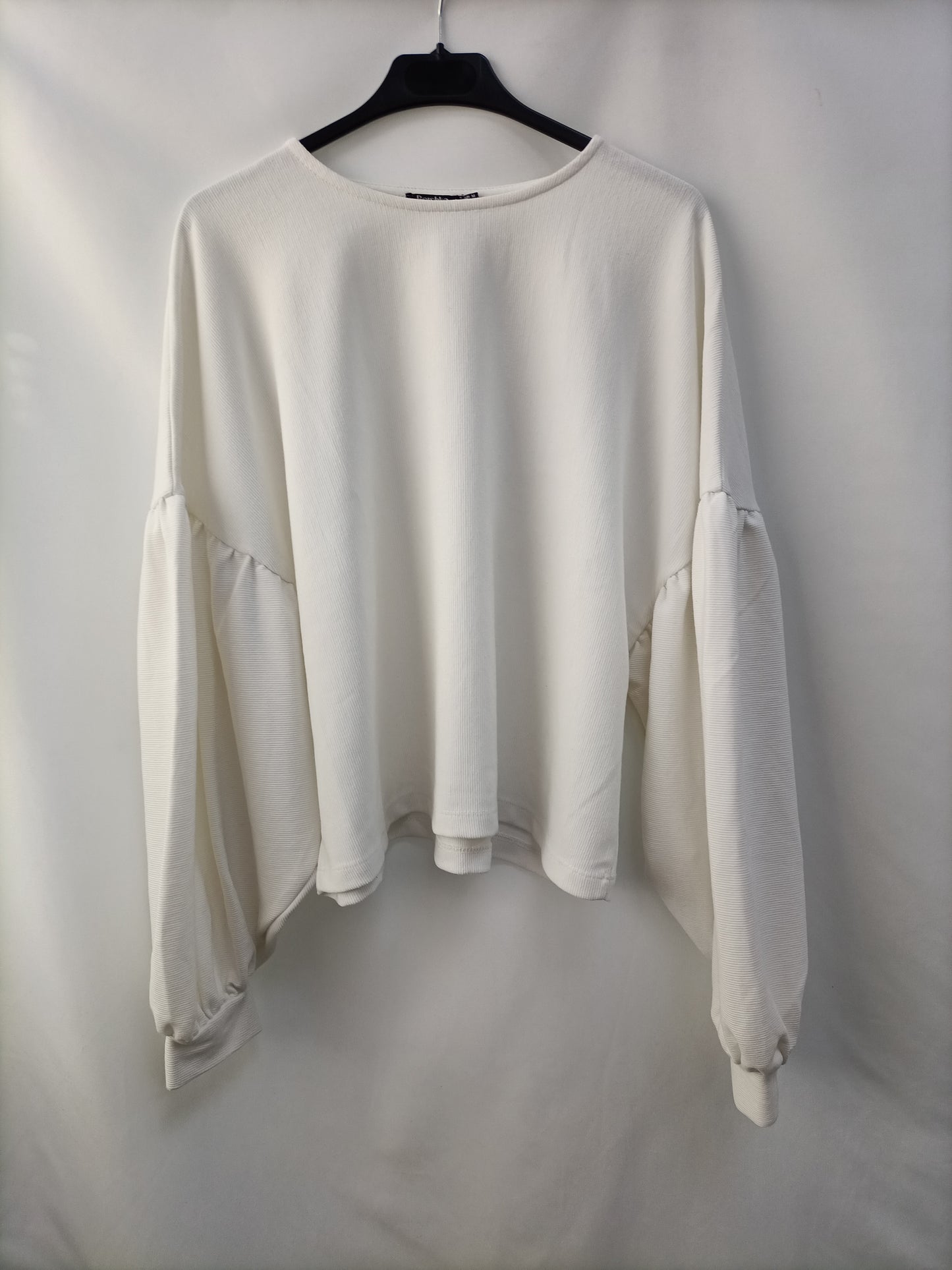 BERSHKA. Sudadera blanca canalé T.m