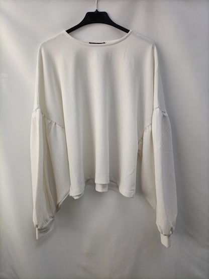 BERSHKA. Sudadera blanca canalé T.m