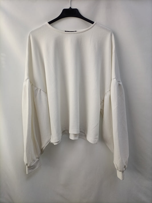 BERSHKA. Sudadera blanca canalé T.m