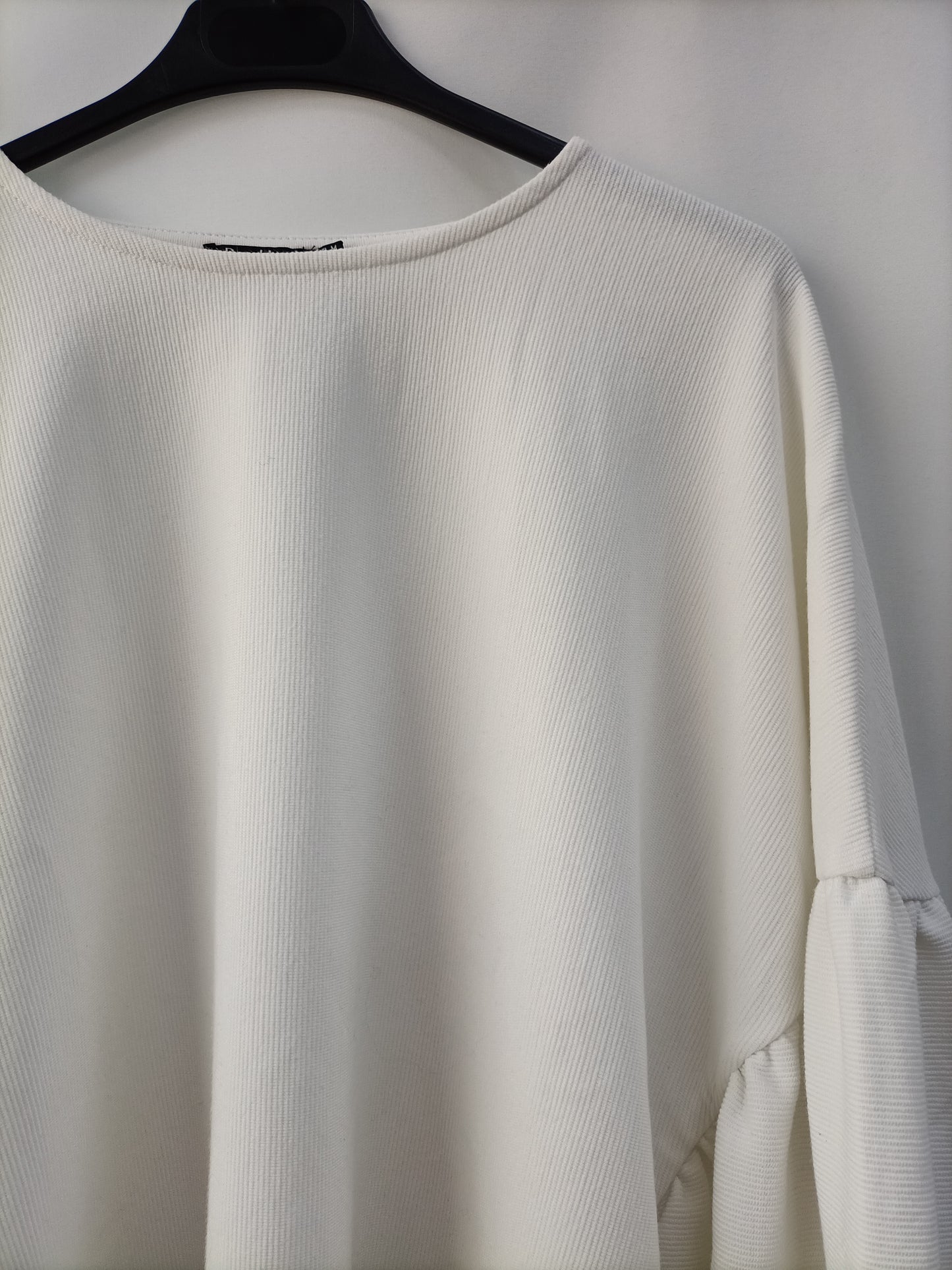 BERSHKA. Sudadera blanca canalé T.m