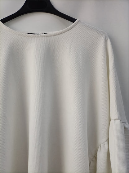 BERSHKA. Sudadera blanca canalé T.m