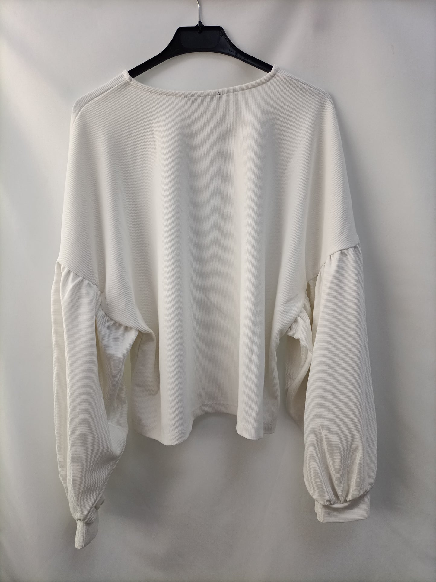 BERSHKA. Sudadera blanca canalé T.m