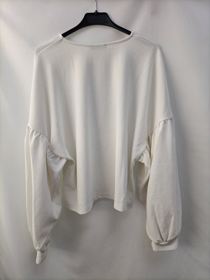 BERSHKA. Sudadera blanca canalé T.m