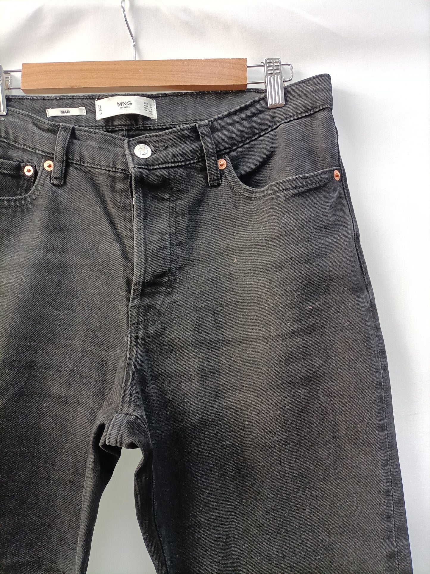 MANGO. Pantalón denim negro T.42