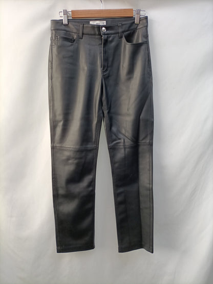 MANGO. Pantalón efecto piel T.36