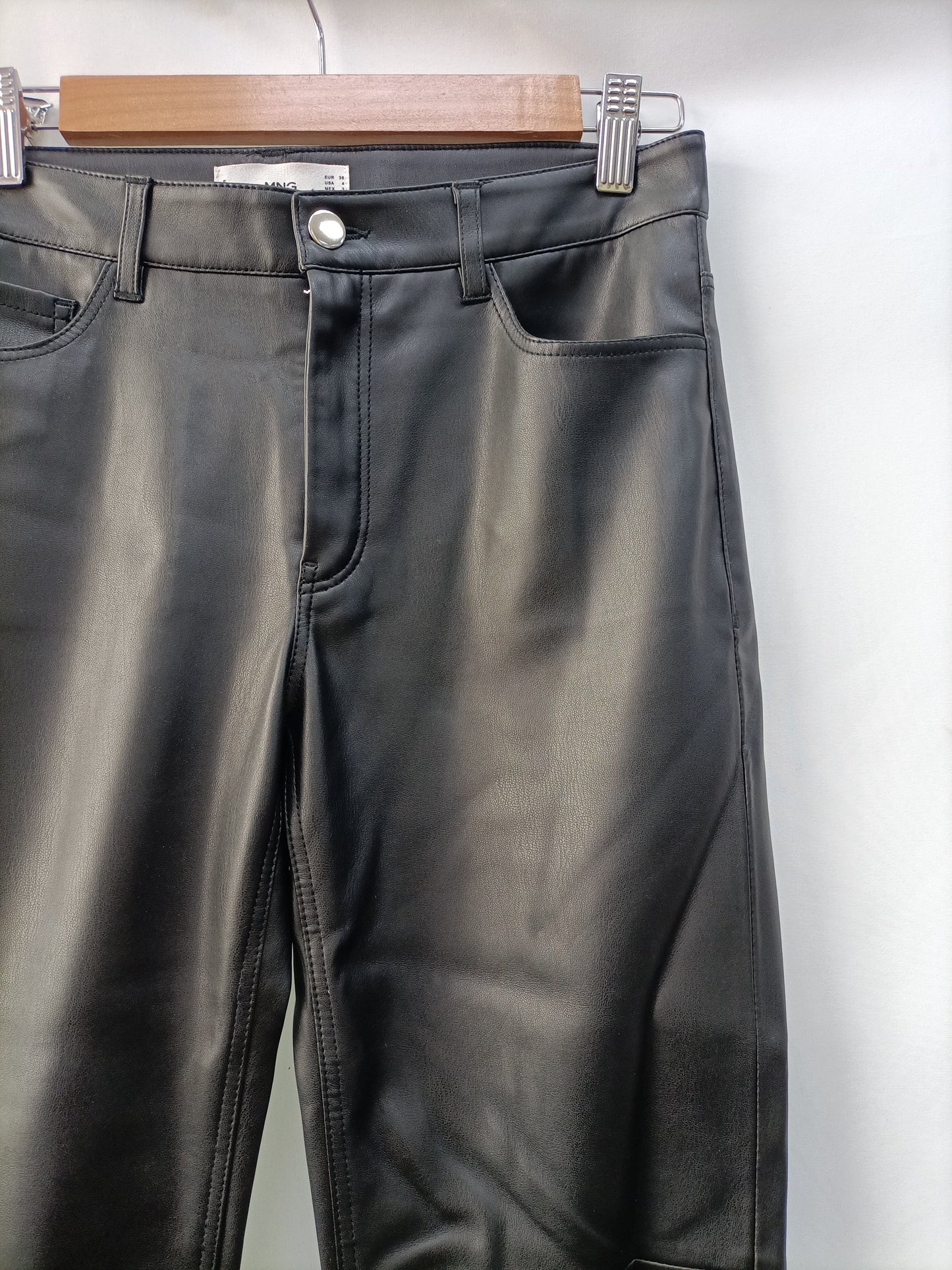 MANGO. Pantalón efecto piel T.36