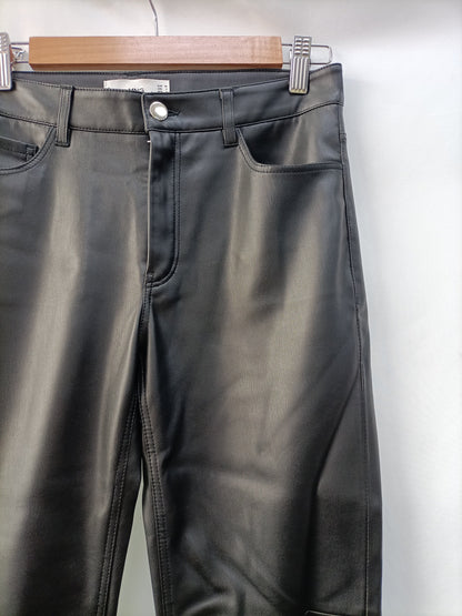 MANGO. Pantalón efecto piel T.36