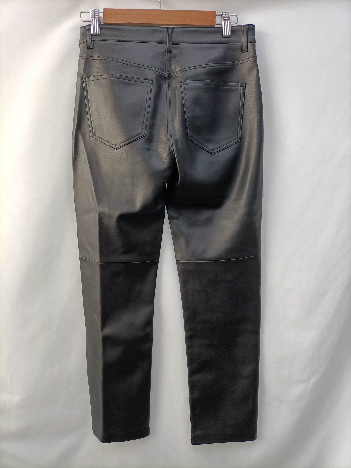 MANGO. Pantalón efecto piel T.36