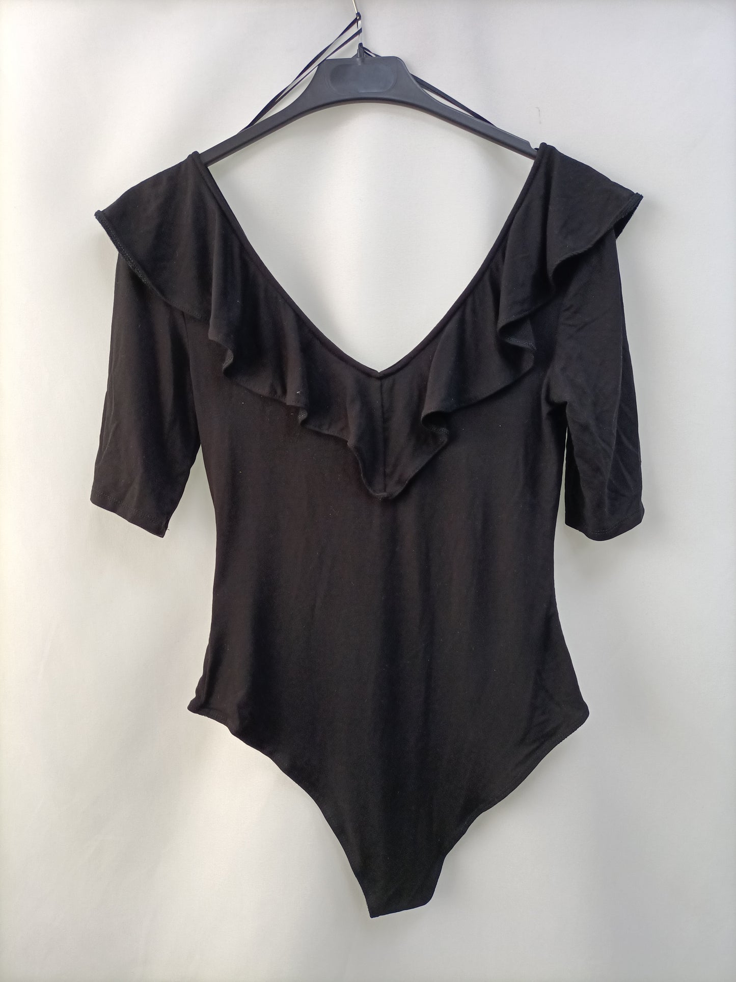 H&M.Body negro volante T.s