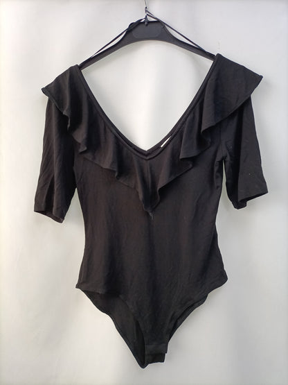 H&M.Body negro volante T.s