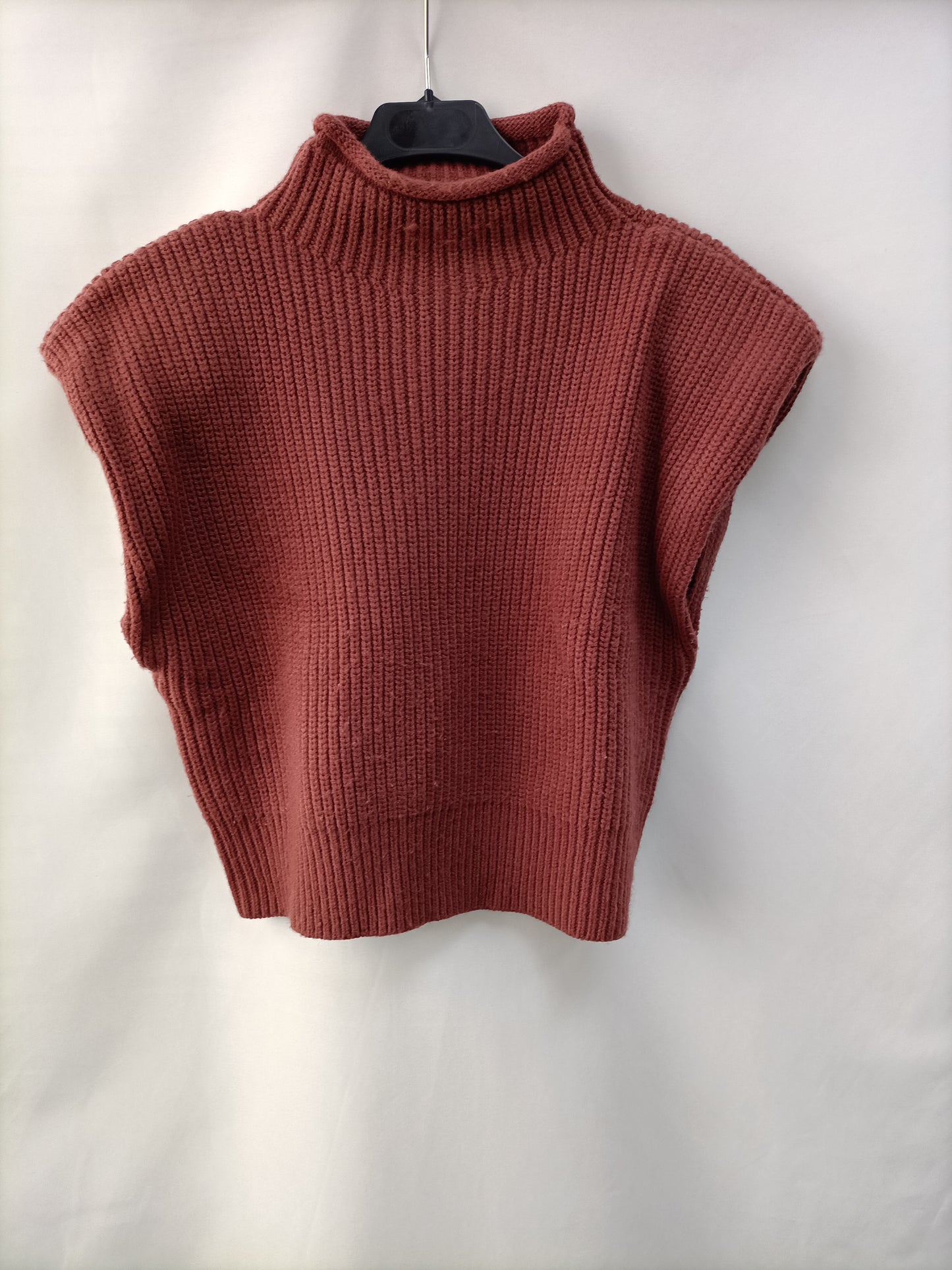 ZARA.Jersey de punto sin mangas. T.S