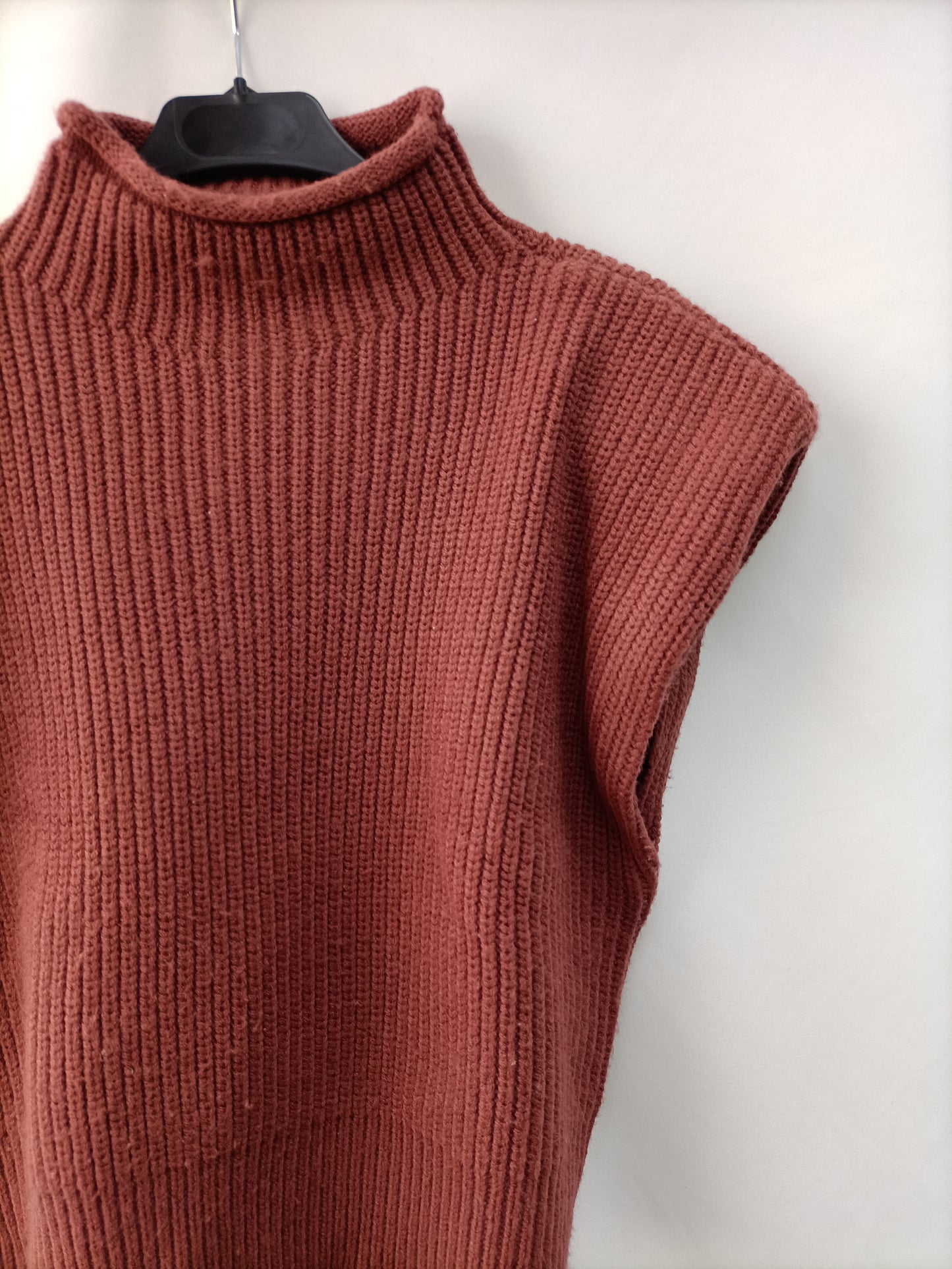 ZARA.Jersey de punto sin mangas. T.S