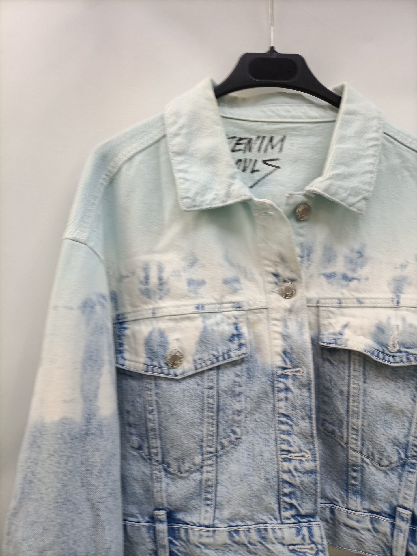 BERSHKA. Cazadora vaquera tie dye Tu(s/m) tara