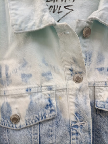BERSHKA. Cazadora vaquera tie dye Tu(s/m) tara