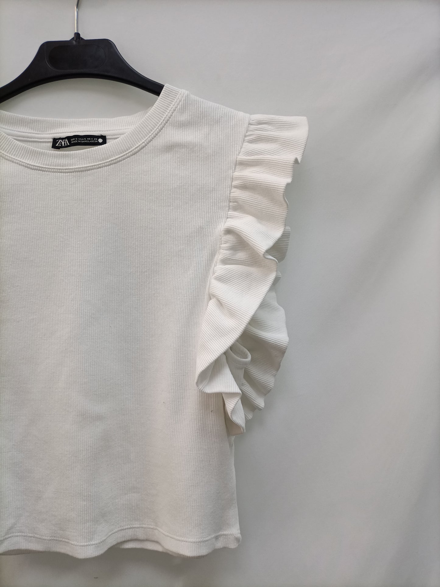 ZARA. Camiseta canalé volante T.s