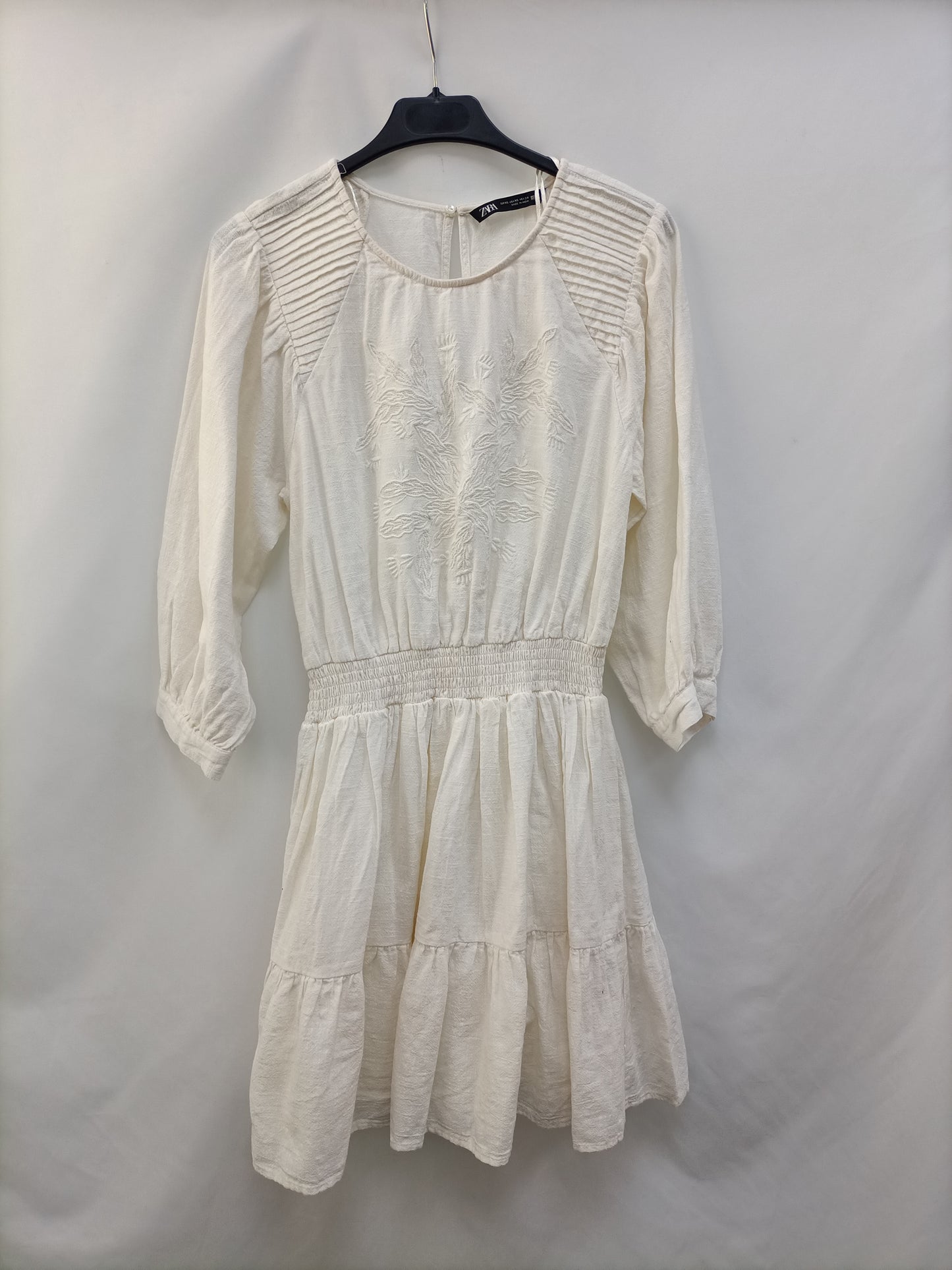 ZARA. Vestido Beige bordados T.xs