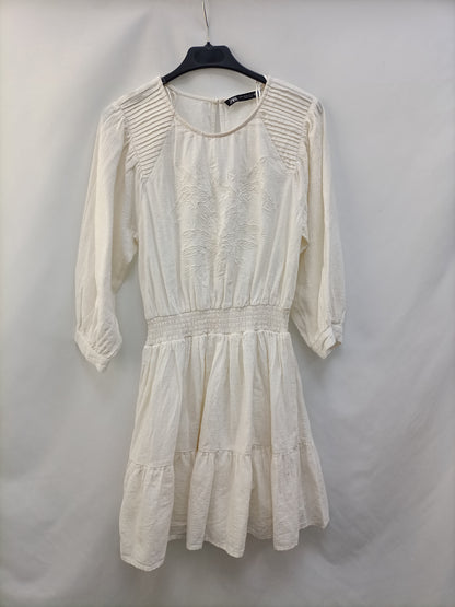 ZARA. Vestido Beige bordados T.xs