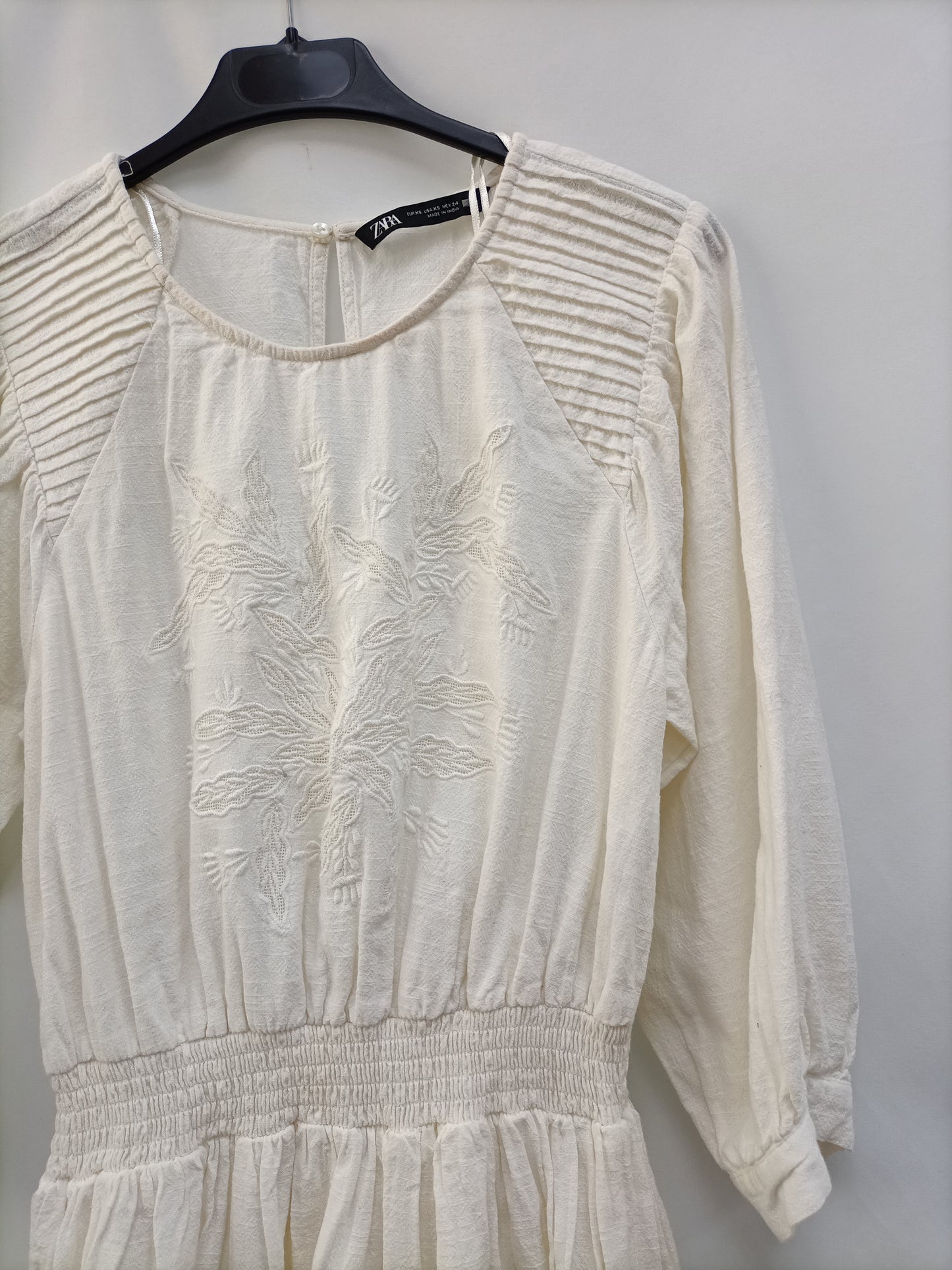 ZARA. Vestido Beige bordados T.xs