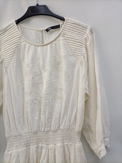 ZARA. Vestido Beige bordados T.xs