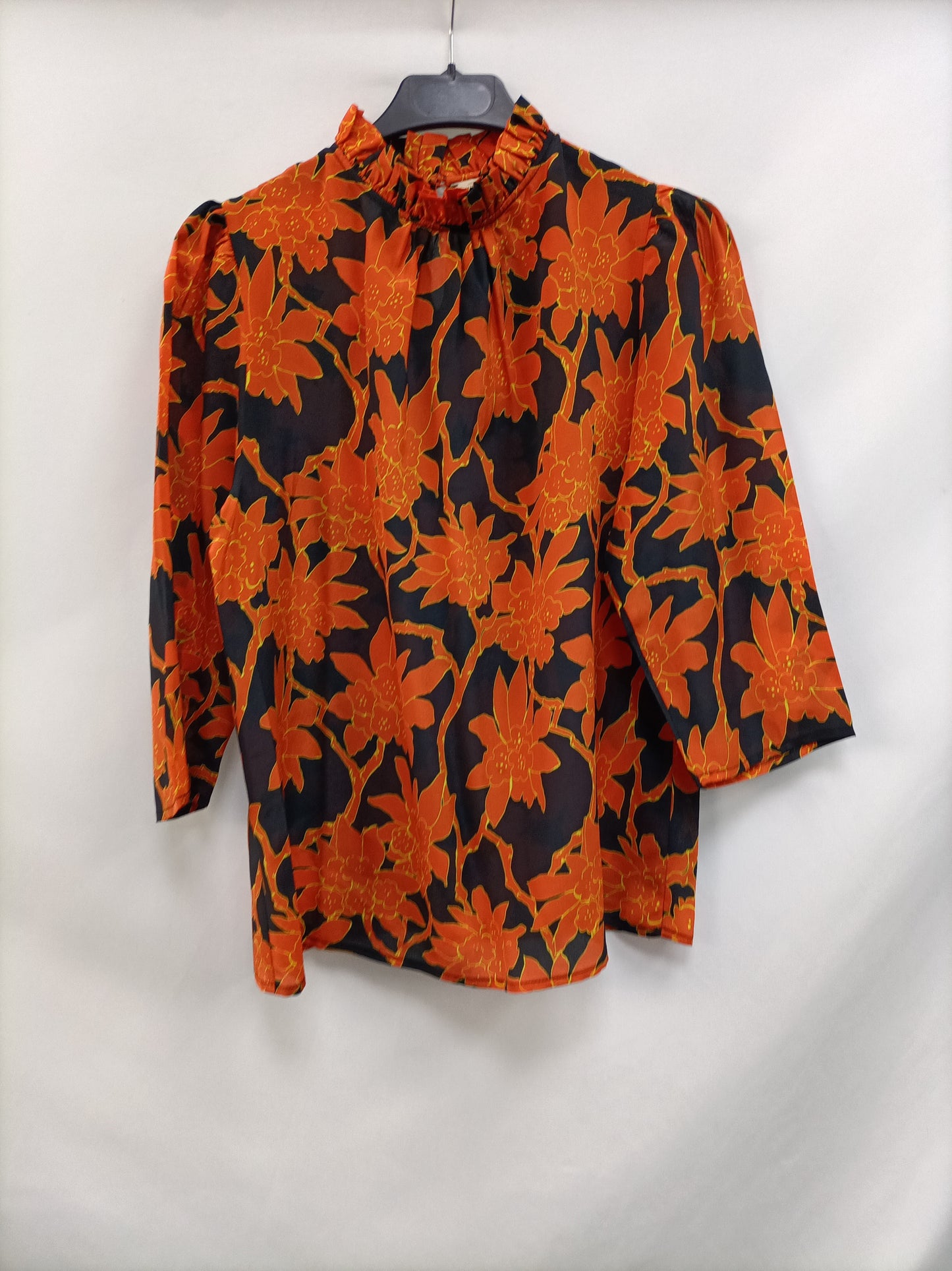 MAISON SANGHAI. Blusa negra seda flores T.s