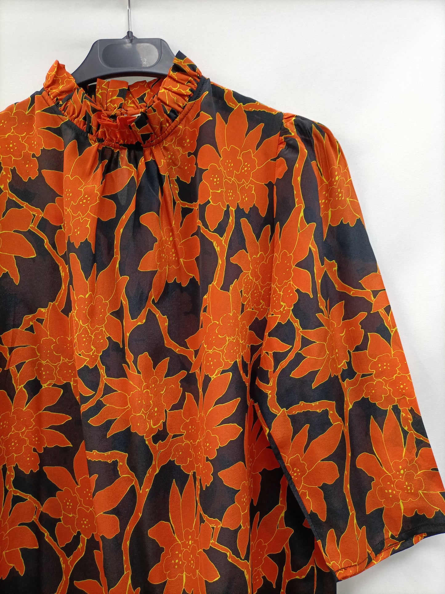 MAISON SANGHAI. Blusa negra seda flores T.s