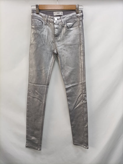 MANGO. Pantalón encerado plateado T.34