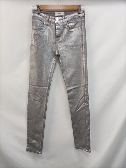 MANGO. Pantalón encerado plateado T.34