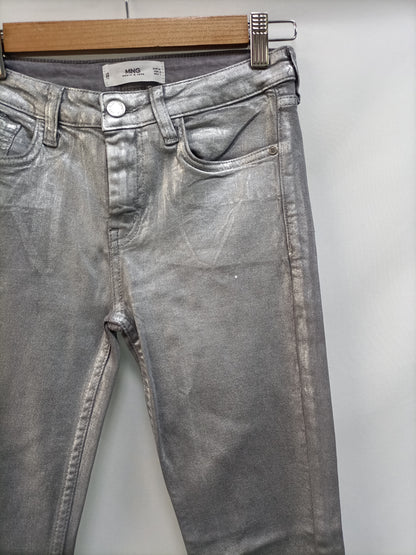 MANGO. Pantalón encerado plateado T.34