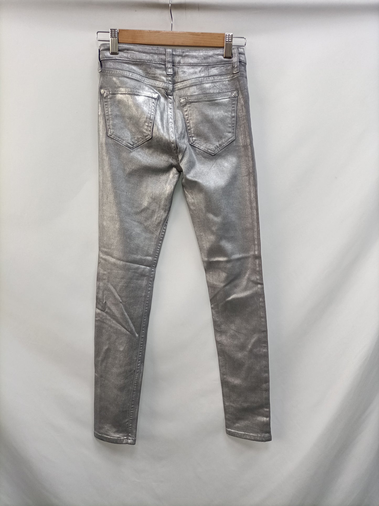MANGO. Pantalón encerado plateado T.34