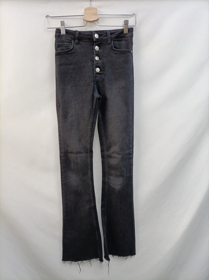 MANGO. Pantalón negro campana T.32