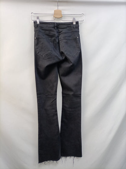 MANGO. Pantalón negro campana T.32