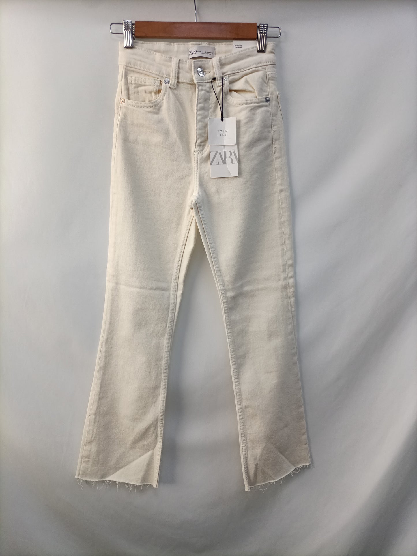 ZARA. Pantalón beige acampanado T.34