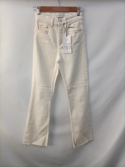 ZARA. Pantalón beige acampanado T.34