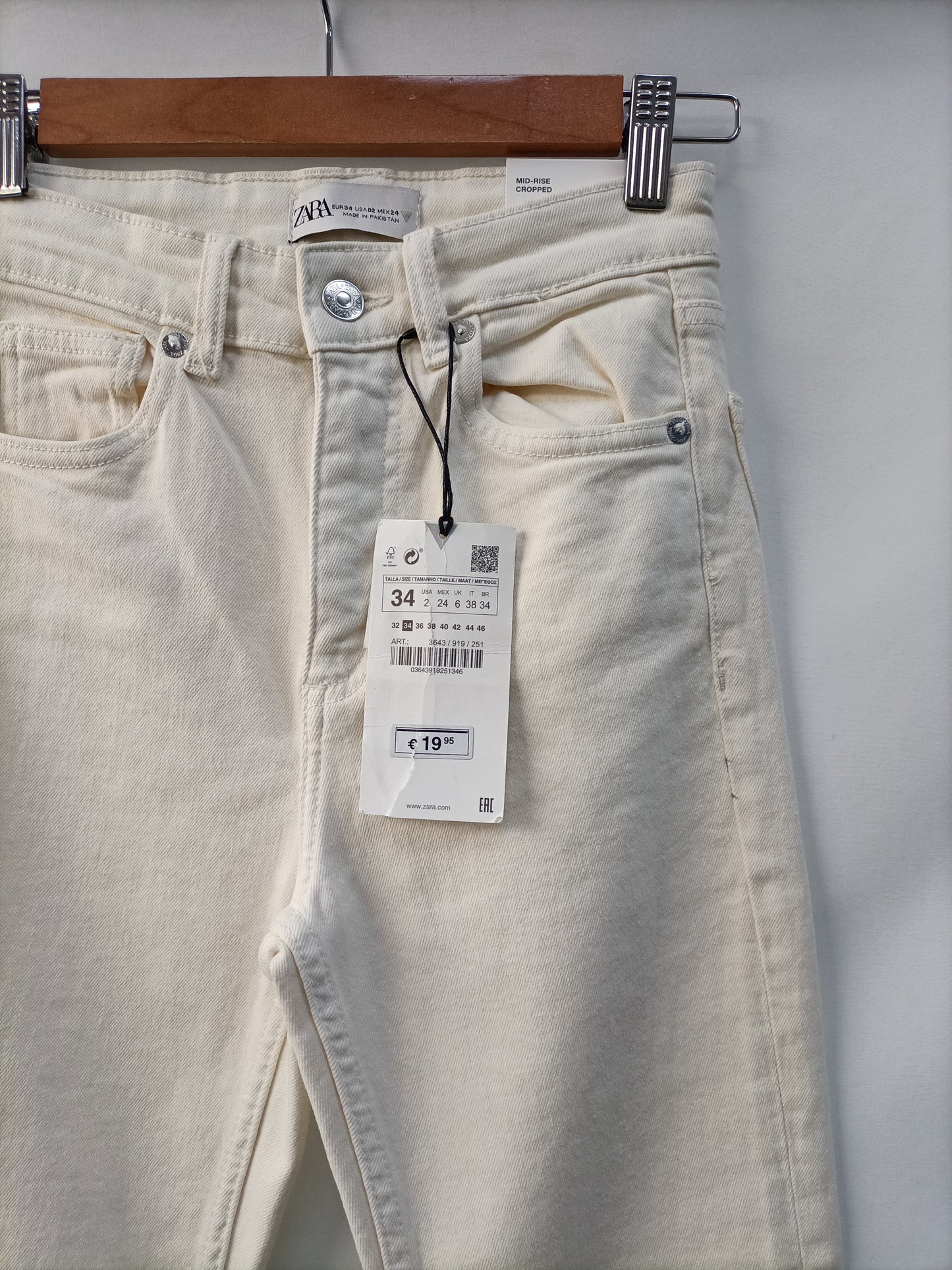 ZARA. Pantalón beige acampanado T.34