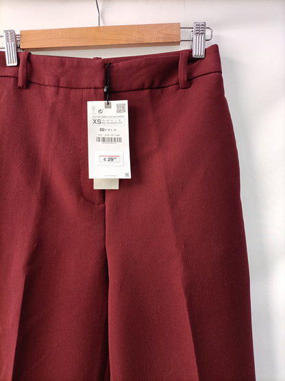 ZARA. Pantalón recto burdeos T.xs