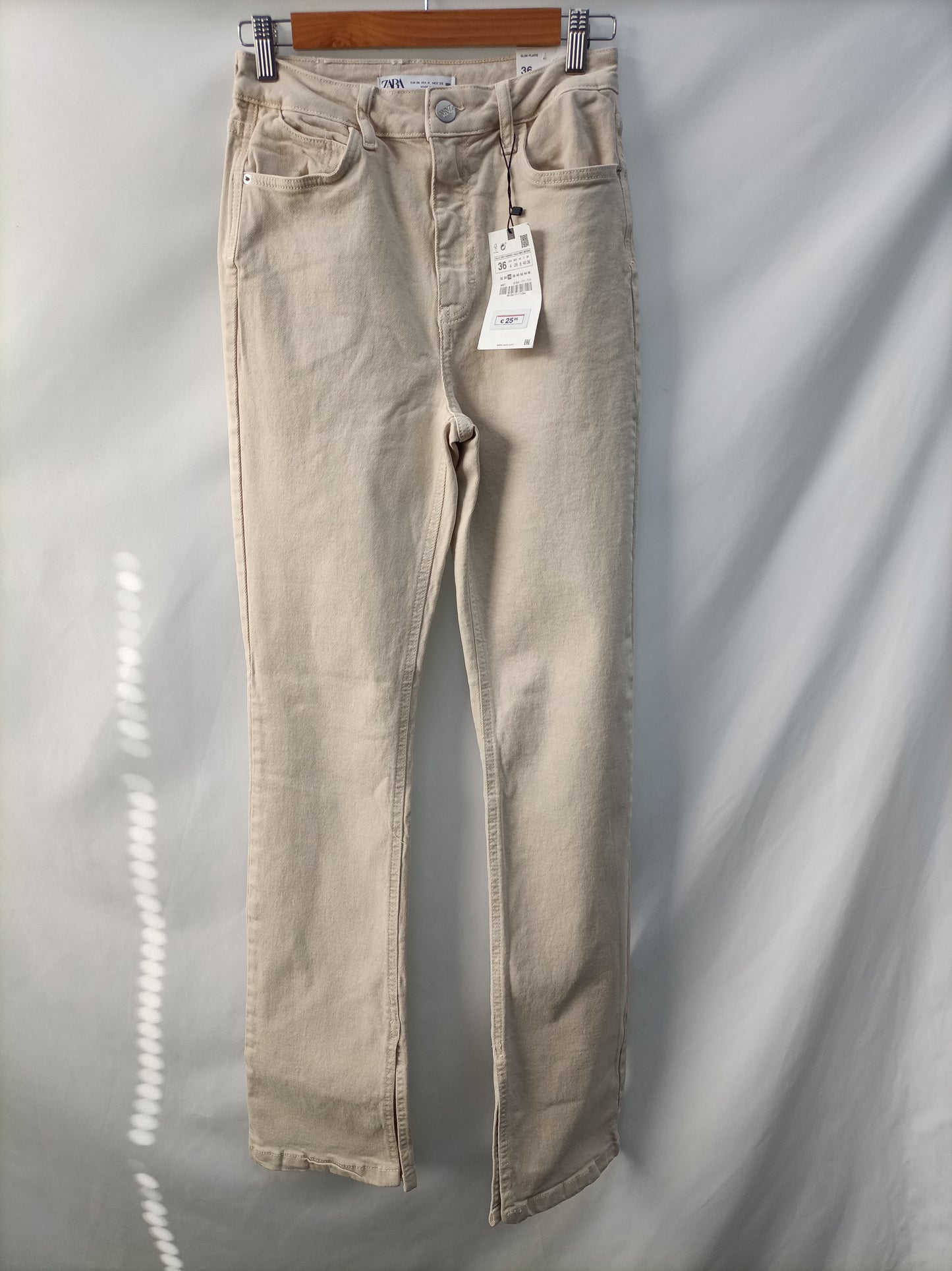 ZARA. Pantalón beige aperturasT.36