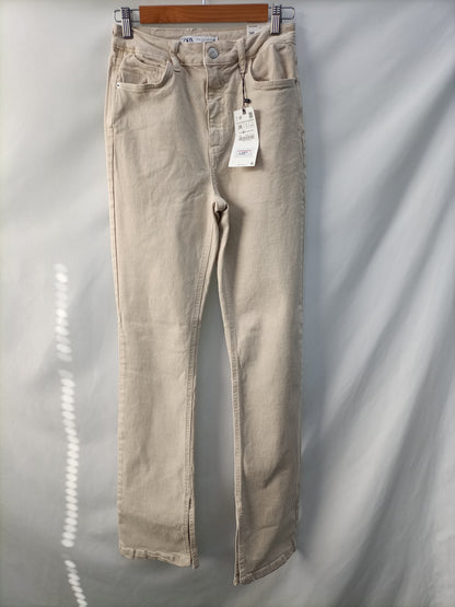 ZARA. Pantalón beige aperturasT.36
