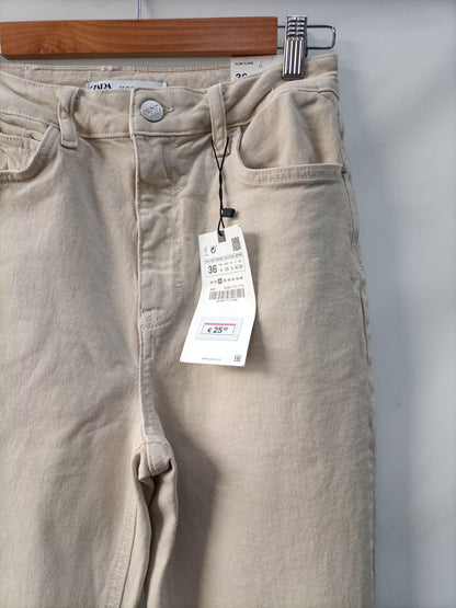 ZARA. Pantalón beige aperturasT.36